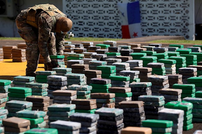 Agentes del Servicio Nacional Aeronaval de Panamá (SENAN), estiban este lunes en la base del SENAN 1.713 paquetes de droga incautados al norte de El Porvenir en Comarca Guna Yala, Panamá. En la operación participaron medios aéreos de Estados Unidos y Colombia. EFE