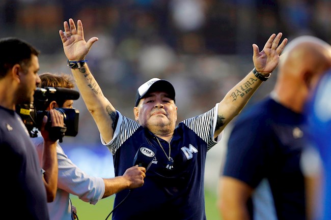 Fotografía de archivo fechada el 29 de febrero de 2020 que muestra al entrenador de Gimnasia y Esgrima, Diego Armando Maradona, durante un partido por la Superliga del Fútbol Argentino, en el estadio Juan Carmelo Zerillo de La Plata, Buenos Aires (Argentina).