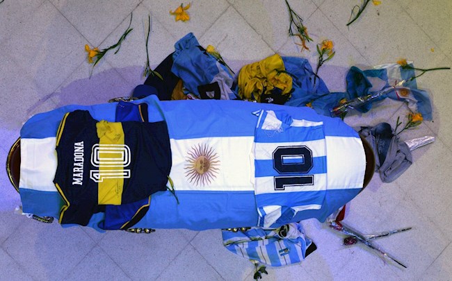  Vista del cajón cerrado donde yace Maradona, cubierto de una bandera argentina y una camiseta del Club Boca Juniors y de la Selección Argentina durante el velatorio hoy en la Casa Rosada en Buenos Aires (Argentina).EFE