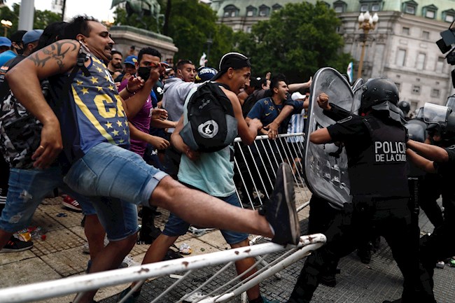  Varias personas se enfrentan a efectivos de la Policía a las puertas de la Casa Rosada donde este jueves se ha abierto la capilla ardiente de Diego Armando Maradona. EFE
