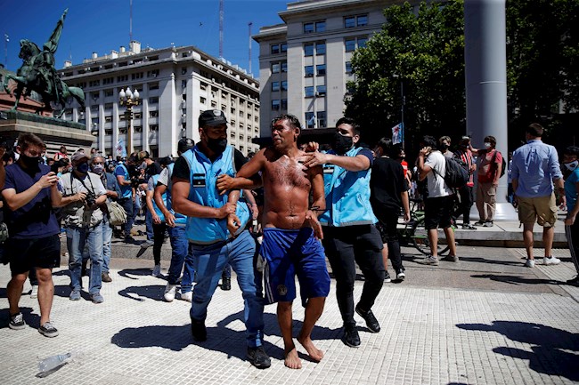  Algunos hinchas son desalojados del homenaje que fanáticos le realizan a Diego Maradona frente a la capilla funeraria donde se encontraban los restos del exfutbolista, hoy en la Casa Rosada en Buenos Aires (Argentina). EFE