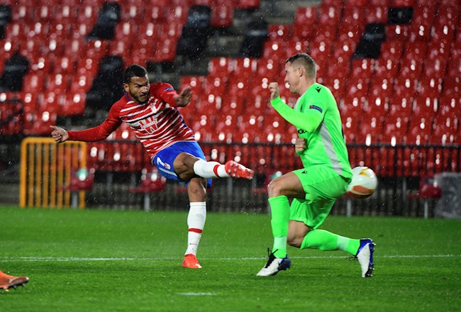 El delantero colombiano del Granada Luis Suárez Charris (i) marca ante el portero Fabiano Freitas, del Omonia, durante el partido de la fase de grupos de la Liga Europa que disputan esta noche en el estadio Nuevo Los Cármenes, en Granada. EFE
