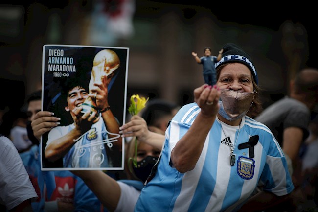 Seguidores de Diego Armando Maradona a las puertas de la Casa Rosada donde este jueves se ha abierto la capilla ardiente del astro argentino que falleció ayer a los 60 años en su residencia de Tigre a consecuencia de un paro cardíaco. EFE