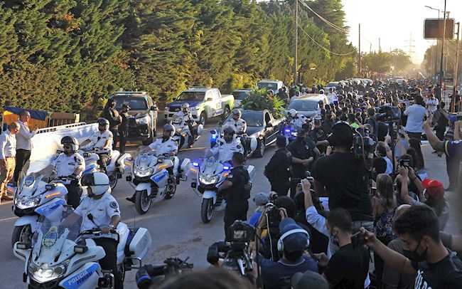  Decenas de hinchas caminaron detrás del cortejo fúnebre que traslada los restos de Diego Armando Maradona desde la Plaza de Mayo al cementerio hoy, en Buenos Aires (Argentina). EFE