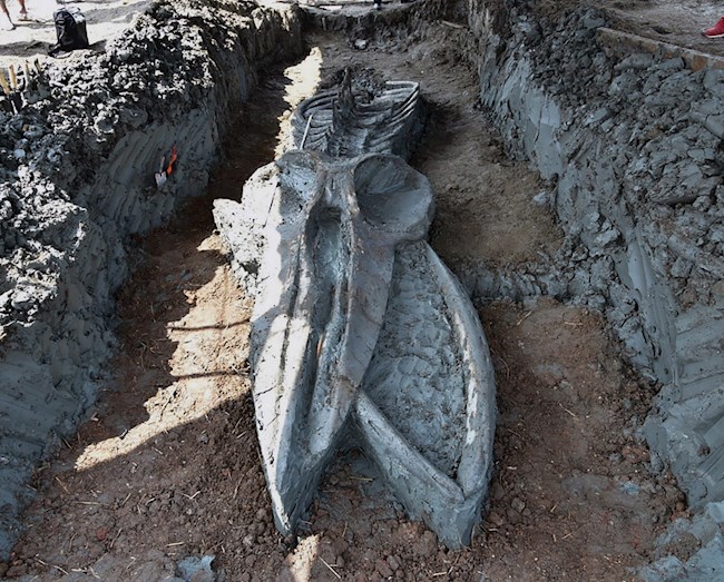 Foto: Paleontólogos tailandeses trabajan en determinar la edad de un fosil casi intacto de rorcual de Bryde, que podría tener entre 3.000 y 5.000 años, hallado cerca de Bangkok y a unos 12 kilómetros de la actual línea de costa. EFE