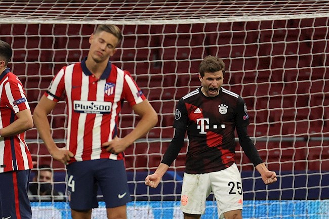El delantero del Bayern, Thomas Müller (d) celebra su gol, de penalti, durante el encuentro, perteneciente al grupo A de Liga de Campeones, entre Atlético de Madrid y Bayern de Múnich. EFE