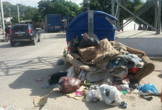 Contenedores de basura en Santa Marta, en los que algunas personas con poca cultura ciudadana arrojan colchones, ramas y escombros. 