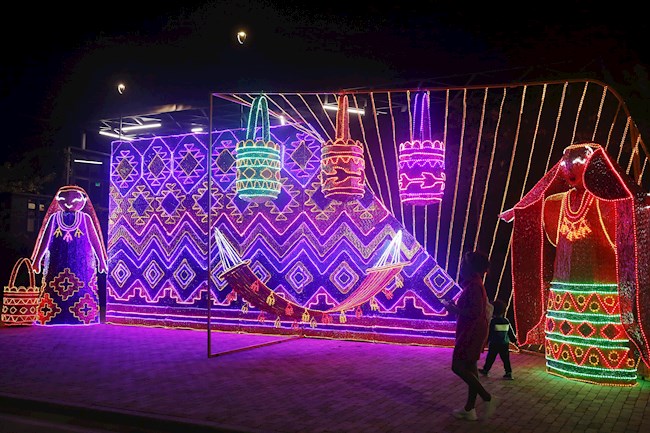 El alumbrado navideño de Medellín este año cuenta con 28 millones de bombillas y 30.500 figuras que proponen un viaje por Colombia y sus tradiciones como homenaje a su diversidad cultural. EFE