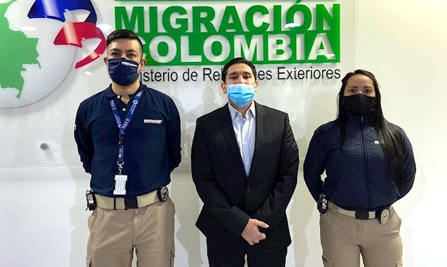 Fotografía cedida por Migración Colombia que muestra al exfiscal anticorrupción de Colombia Luis Gustavo Moreno (c) tras su deportación desde EEUU hoy, en el aeropuerto internacional El Dorado de Bogotá.