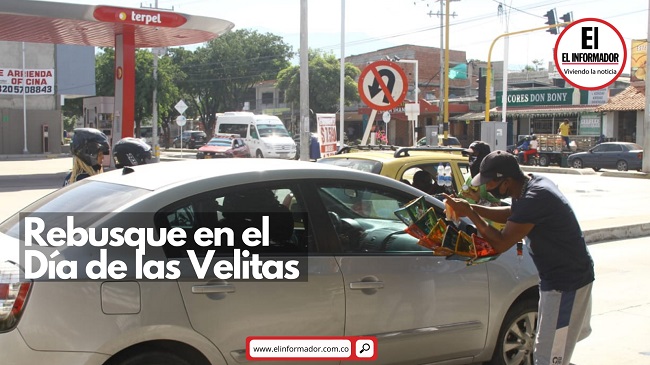 Un vendedor ofrece faroles en un semáforo en el Día de las Velitas en Santa Marta. Foto: Ly Erick Amasifuen/ EL INFORMADOR
