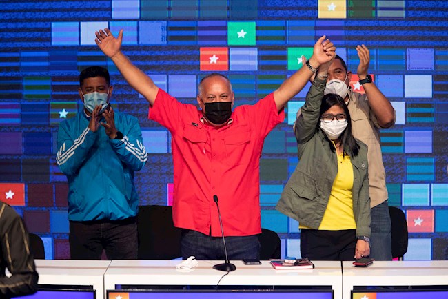 El candidato chavista a la Asamblea Nacional, Diosdado Cabello (c), celebra junto a la vicepresidenta de Venezuela, Delcy Rodríguez (d) y otros candidatos oficialistas previo al anuncio de los resultados del Consejo Nacional Electoral (CNE) durante la madrugada de este lunes en el Teatro Bolívar de Caracas (Venezuela).