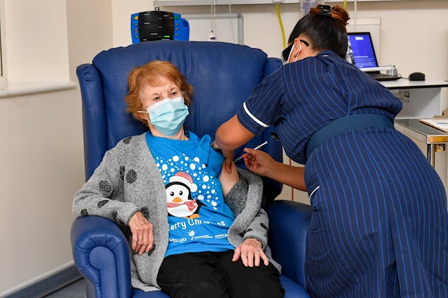 Margaret Keenan, primera persona en el Reino Unido y en el mundo en recibir la vacuna de Pfizer contra el coronavirus. EFE