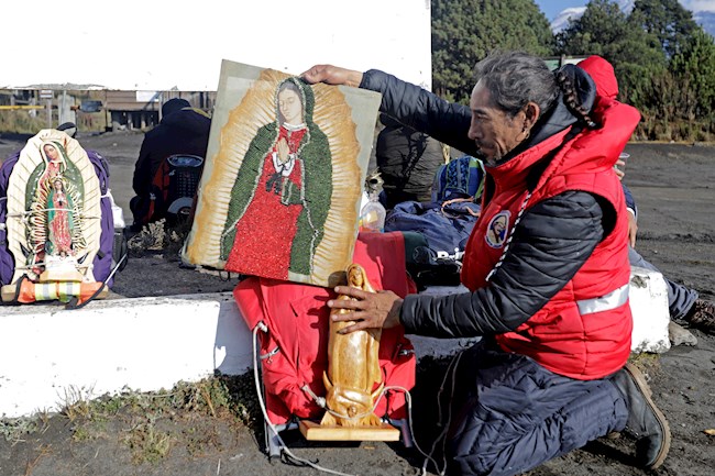 n peregrino avanza hoy miércoles por el Paso de Cortés, en las faldas del Volcán Popocatépetl, en el estado de Puebla rumbo a la Basílica de Guadalupe.EFE
