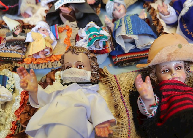 Fotografía de imágenes del niño Jesús en un puesto de la feria navideña, el 7 de diciembre de 2020, en La Paz (Bolivia). EFE