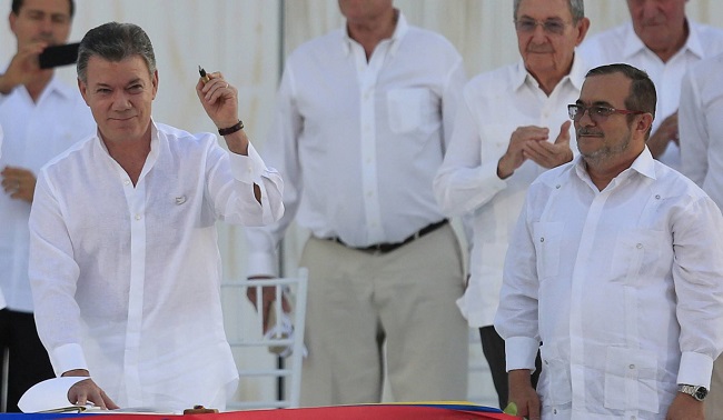 Santos y Timochenko en la firma del acuerdo de paz. EFE