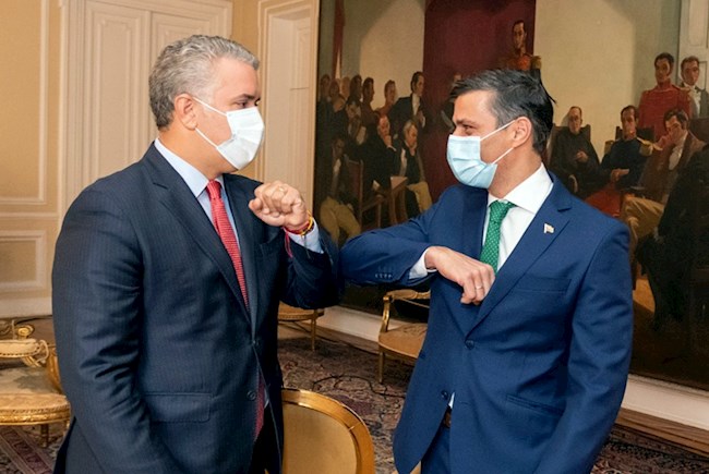 Fotografía cedida hoy por la Presidencia de Colombia que muestra al mandatario Iván Duque (i), mientras saluda al líder opositor venezolano Leopoldo López (d), durante un acto por el Día Internacional de los Derechos Humanos, en Bogotá.
