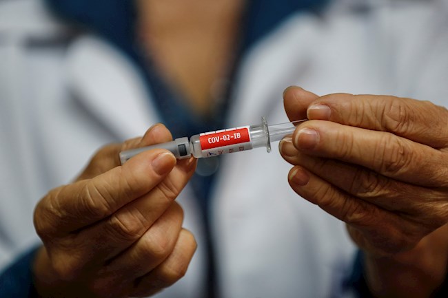 Una enfermera presenta la vacuna contra el covid-19 desarrollada por el laboratorio chino Sinovac Biotech en los ensayos de la segunda dosis, el 14 de agosto de 2020, en el hospital Emilio Ribas en Sao Paulo (Brasil). EFE