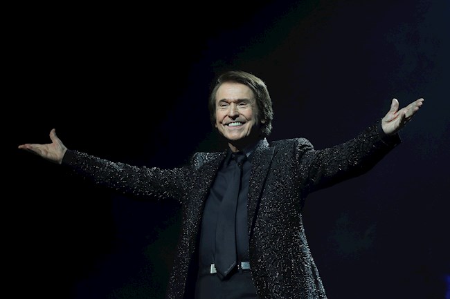 El cantante Raphael, durante el concierto para celebrar 60 años de carrera, esta noche en el Wizink Center de Madrid, que será el concierto más multitudinario del país desde que estalló la pandemia de covid-19.-EFE
