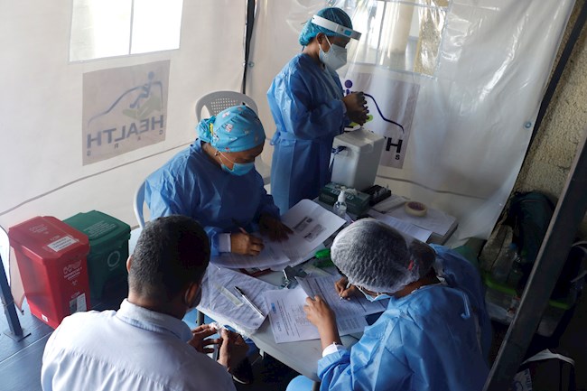 Trabajadores de la salud realizan pruebas de covid-19. EFE/