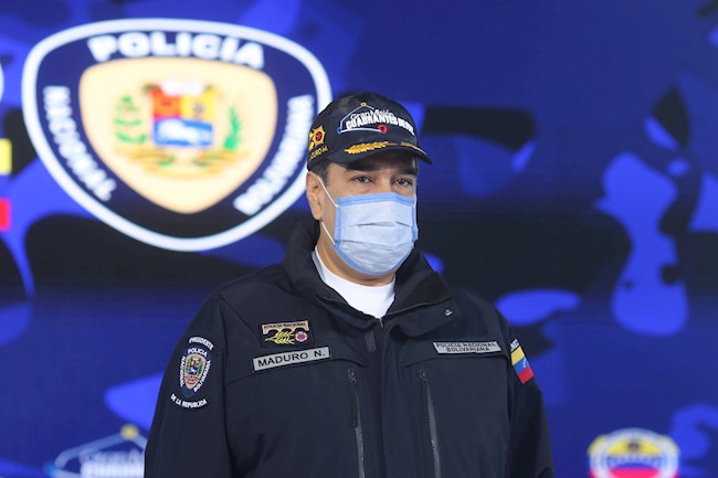 Fotografía cedida hoy por la oficina de Prensa del Palacio de Miraflores donde se observa al presidente venezolano, Nicolás Maduro, durante un acto de Gobierno con miembros de la Policía Nacional Bolivariana, en Caracas (Venezuela). EFE