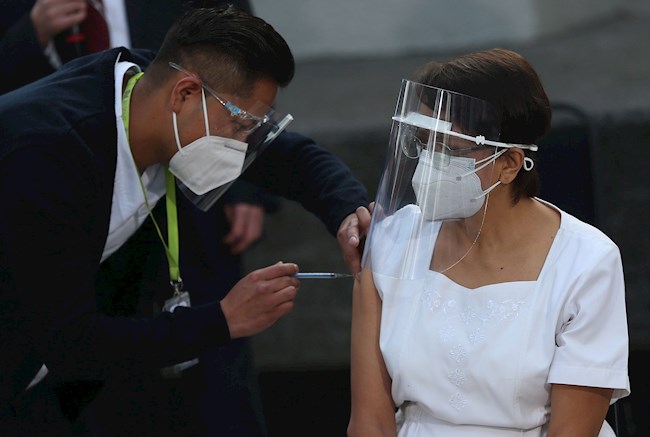 Una enfermera recibe hoy la vacuna contra la covid-19, en Ciudad de México (México). EFE