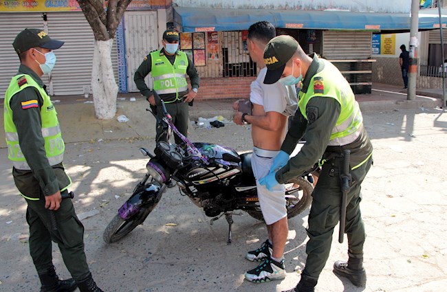 Policías de Colombia fueron registrados este viernes al requisar a un ciudadano venezolano que incumplía con las medidas de restricción de movilidad por alerta roja sanitaria debido a la covid-19, en Cúcuta (Colombia). EFE/