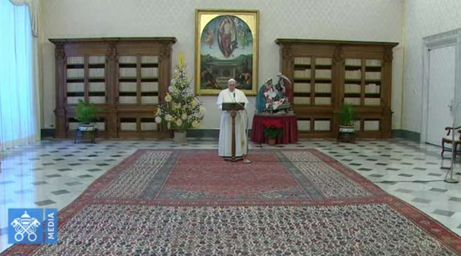 El Papa Francisco en el rezo del Ángelus desde la biblioteca.