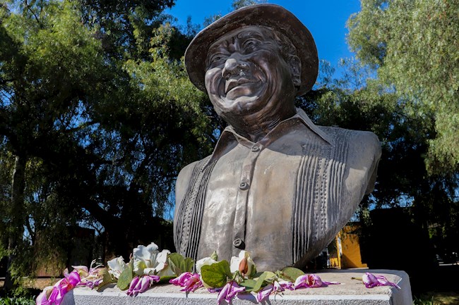  Vista hoy del busto del cantautor mexicano Armando Manzanero, quien falleció por complicaciones de la covid-19, en Ciudad de México.