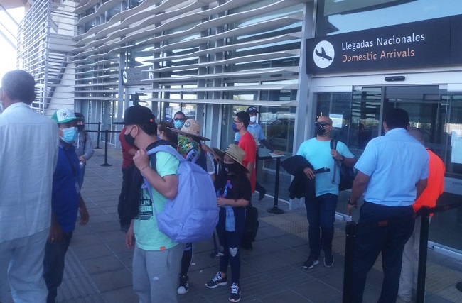 Viajeros en la zona de llegada de vuelos nacionales en el Aeropuerto Internacional Simón Bolívar de Santa Marta este 31 de diciembre. Fotos: Ly Erick Amasifuen/ EL INFORMADOR.