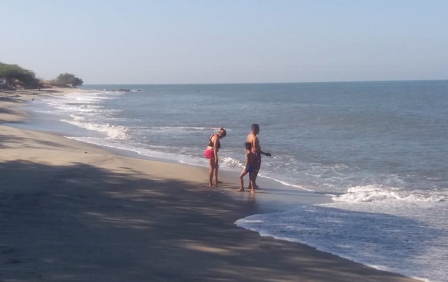 Una familia disfruta del sol, la brisa y el mar este 31 de diciembre de 2020 en la playa del aeropuerto en Santa Marta. Fotos: Ly Erick Amasifuen/ EL INFORMADOR.