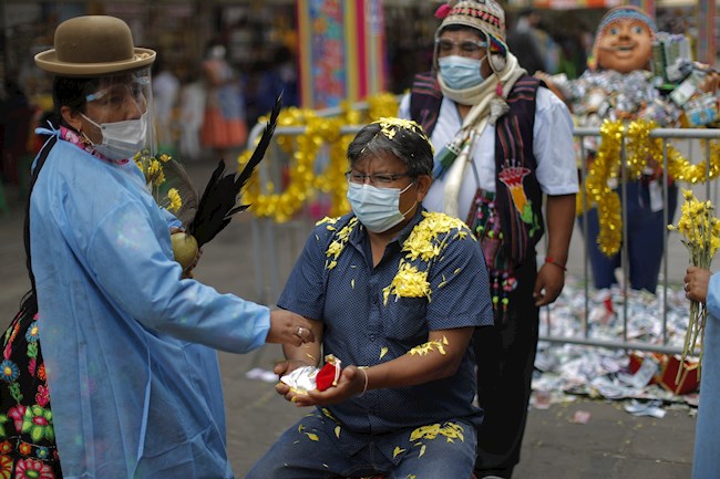 Muchas personas fieles a la tradición del altiplano andino, participan este, 30 de diciembre en la Feria de los Deseos en Lima. EFE