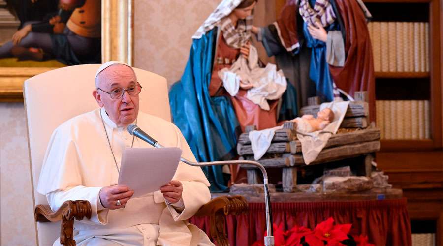 El Papa Francisco expone su catequesis.