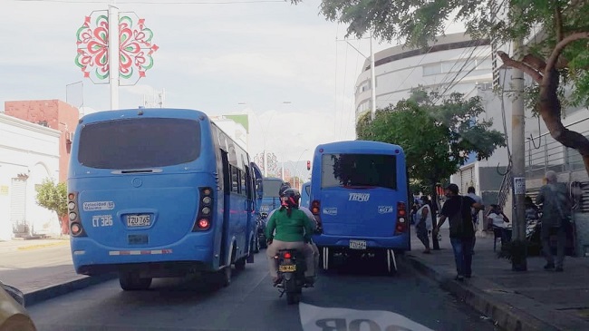 Tráfico vehicular previo al semáforo ubicado en la avenida Santa Rita con avenida Campo Serrano.