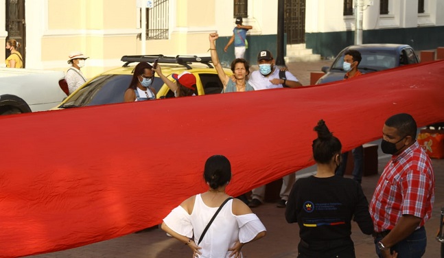 Manifestantes frente a la Alcaldía de Santa Marta.