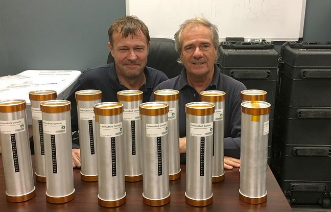 Los cilindros de acero contienen las 12 botellas de vino de Burdeos que fueron enviadas en noviembre de 2019 en el marco de la "Mission Wise" a la Estación Espacial Internacional (EEI). 