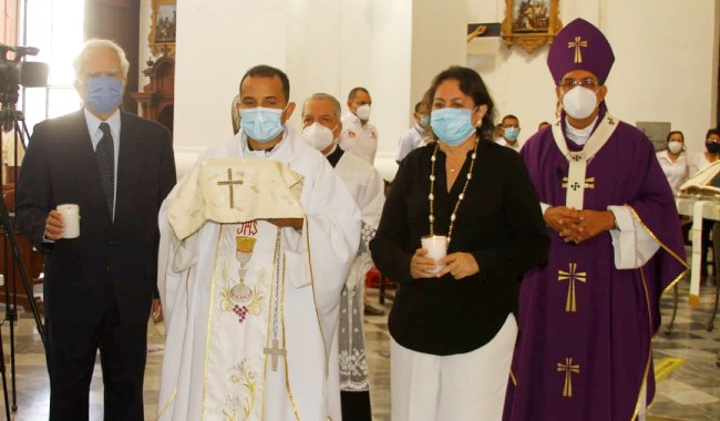 Familiares y sacerdotes acompañaron en último adiós a monseñor Piedrahita.