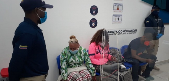 Los extranjeros fueron detenidos en el aeropuerto Rafael Núñez de Cartagena. Foto: Migración Colombia