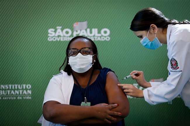 Primera vacuna aplicada en Brasil.