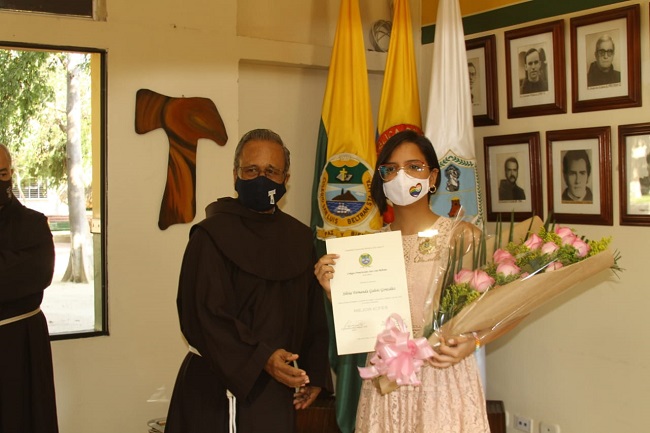 El rector del San Luis Beltrán, Fray Rodomiro Pájaro, le entregó una condecoración a Silvia Galvis González por obtener el mejor puntage Icfes del colegio. Foto: Ly Erick Amasifuen/ EL INFORMADOR.