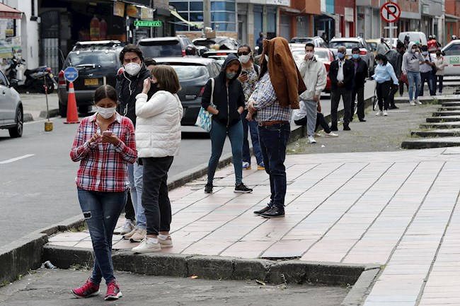 Grupos de personas esperan para realizarse una prueba para la detección de la Covid-19 en Bogotá (Colombia). EFE