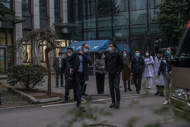 El equipo de expertos de la OMS que ha viajado a Wuhan, a la salida del Hospital Provincial de Hubei, el pasado viernes. EFE