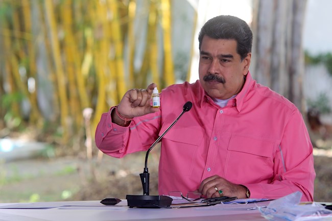 tografía cedida por prensa Miraflores que muestra al presidente de Venezuela Nicolás Maduro, mientras sostiene un envase del fármaco Carvativir durante una alocución hoy en Caracas (Venezuela) EFE