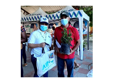 Entregaron mercados y árboles frutales a los clientes puntuales.