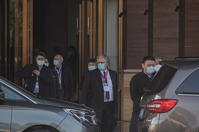 os miembros del equipo de expertos de la Organización Mundial de la Salud (OMS) desplazado a China para investigar los orígenes del coronavirus SARS-CoV-2 . EFE