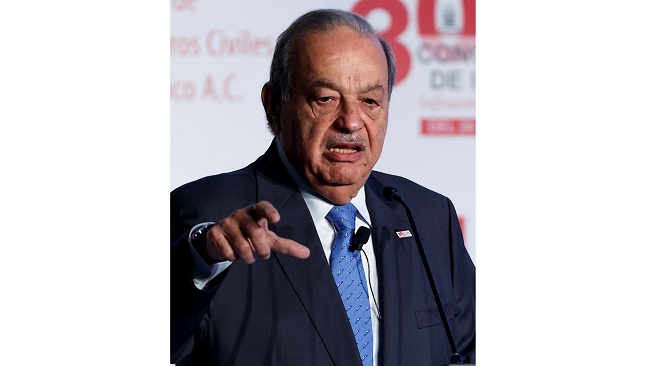 Fotografía de archivo con fecha del 27 de noviembre de 2019, del magnate mexicano Carlos Slim, durante un acto en Ciudad de México (México).EFE