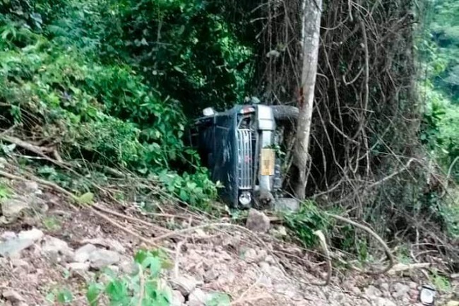 Las autoridades encontraron el automóvil en el que iban las víctimas en un precipicio en la zona rural del Ejido, próximo a Policarpa.