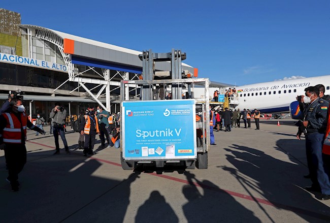 Trabajadores cargan un contenedor con dosis de la vacuna rusa Sputnik V el pasado jueves en el Aeropuerto Internacional de El Alto (Bolivia). EFE