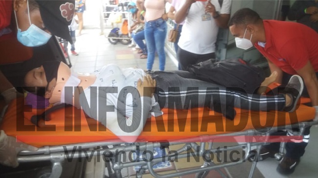 Mujer herida en accidente de tránsito en Santa Marta.