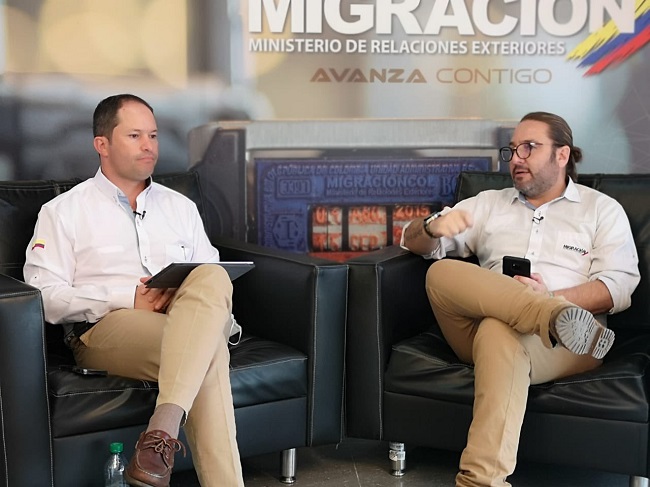 Izq: Juan Francisco Espinosa, director de Migración Colombia.