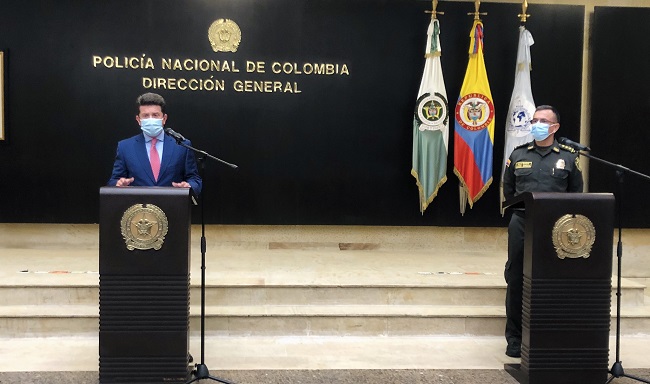 Izq: Diego Molano, ministro de Defensa. Der: Mayor General Jorge Luis Vargas Valencia, director de la Policía.